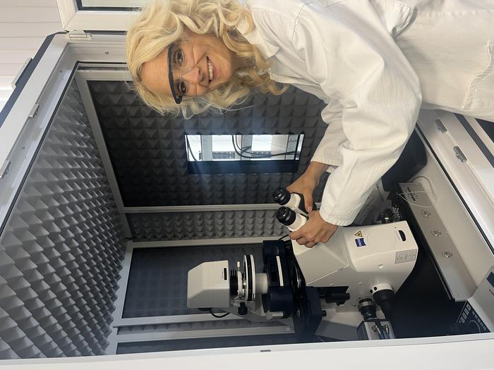 Dr. Melanie Köhler at the atomic force microscope. (Image Credit: Dr. Melanie Köhler)